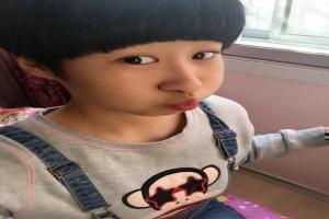 憨豆先生拿着泰迪熊的图片